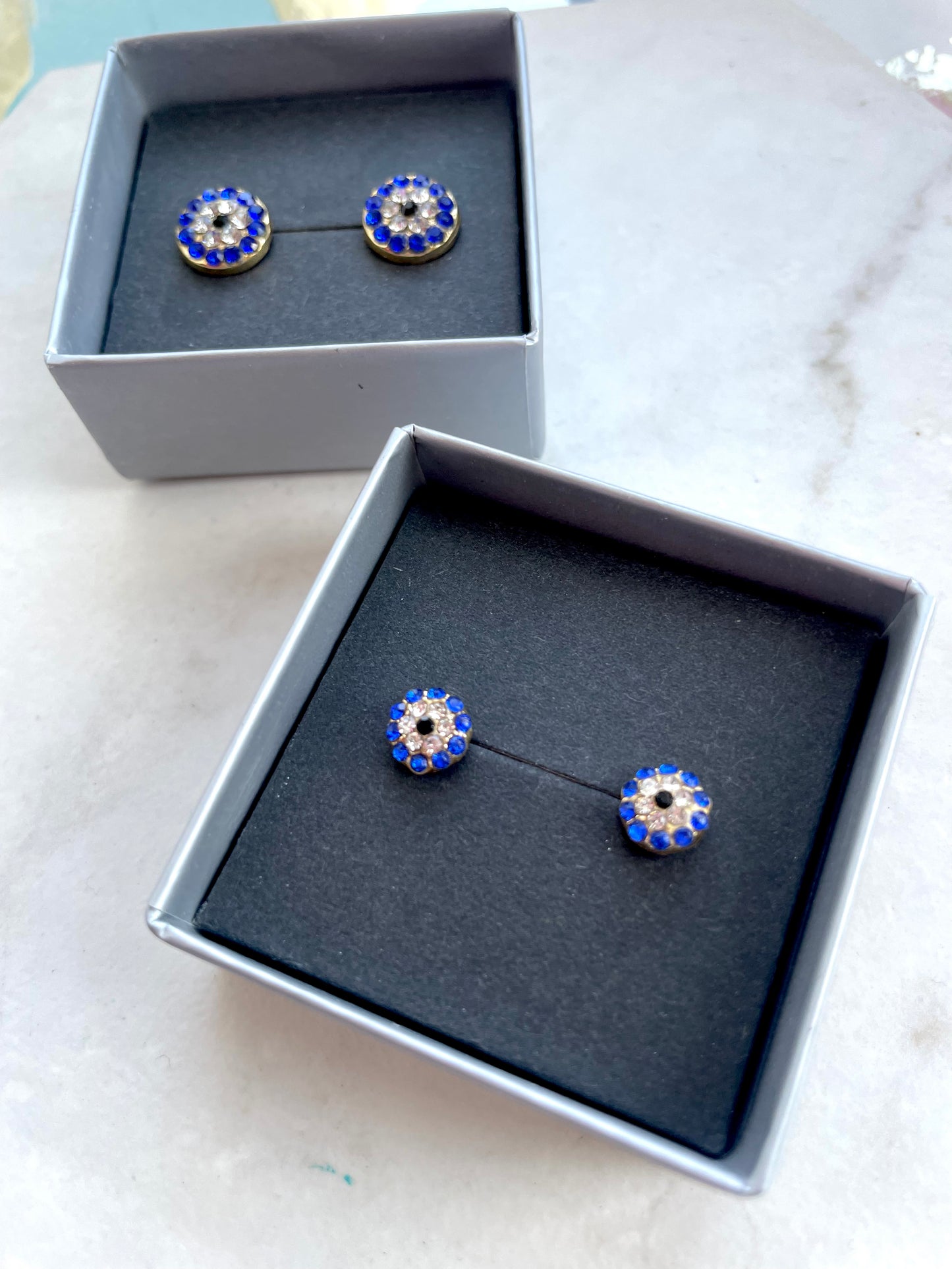 Magic Eye sparkle studs